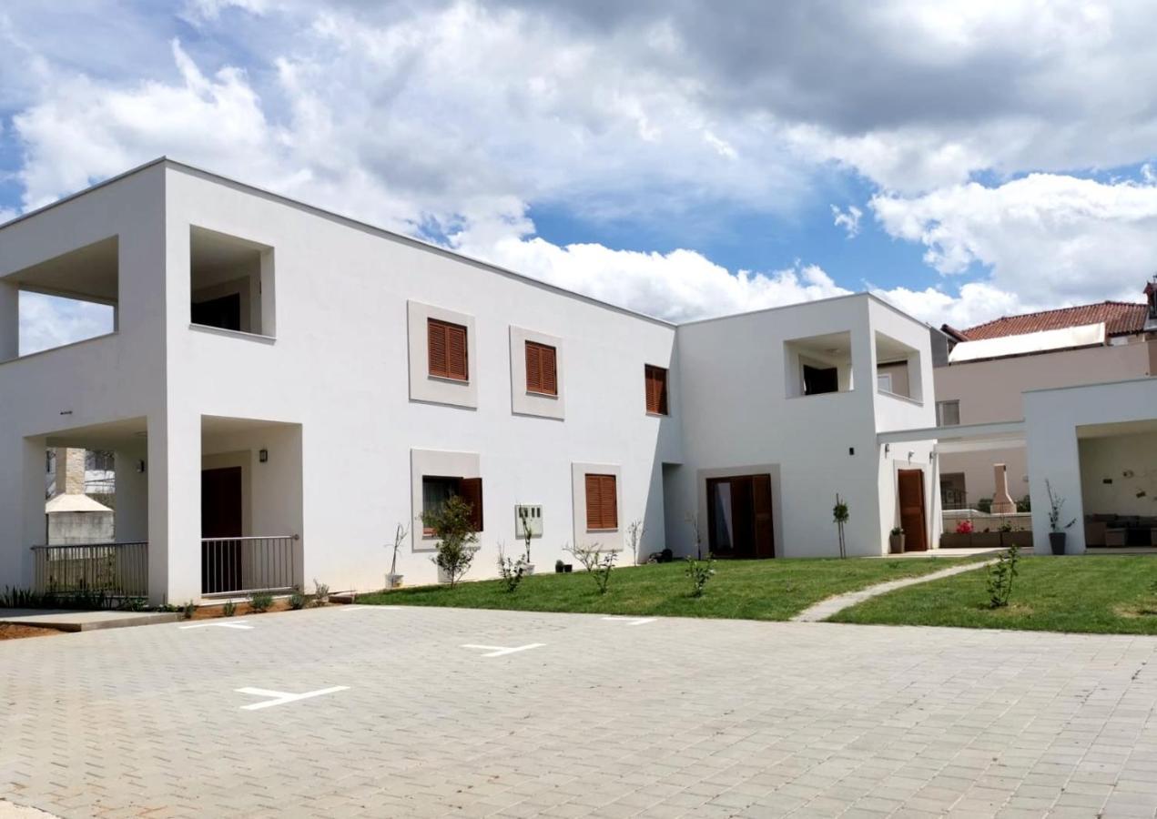 Apartments Leticia Vrsi Exterior foto